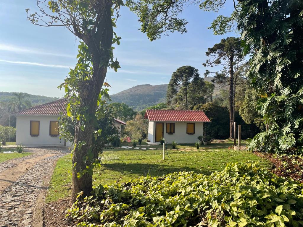 vistas a una casa desde el jardín en Sitio Recanto Maçussa, en Ouro Preto