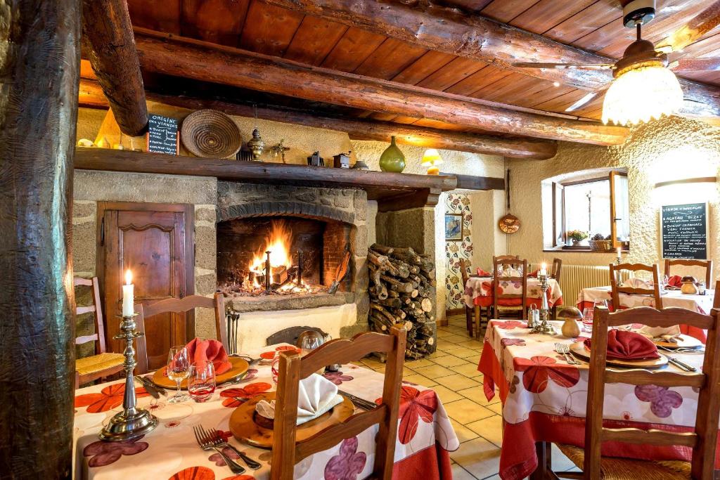 Restaurace v ubytování Hôtel Restaurant La Crèche et sa piscine intérieure - Logis Hôtels