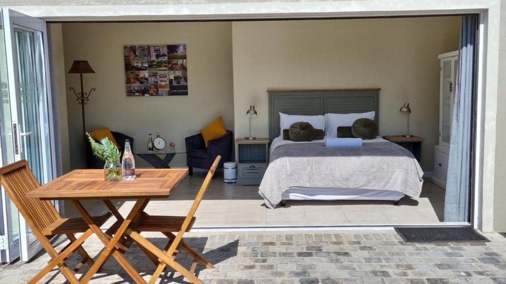 מיטה או מיטות בחדר ב-Cape Winelands Business Villas