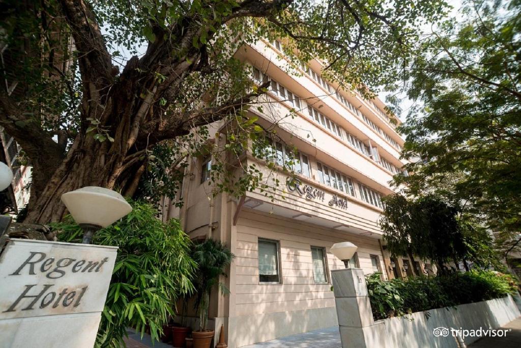 duży budynek z znakiem przed nim w obiekcie Regent Hotel w Bombaju