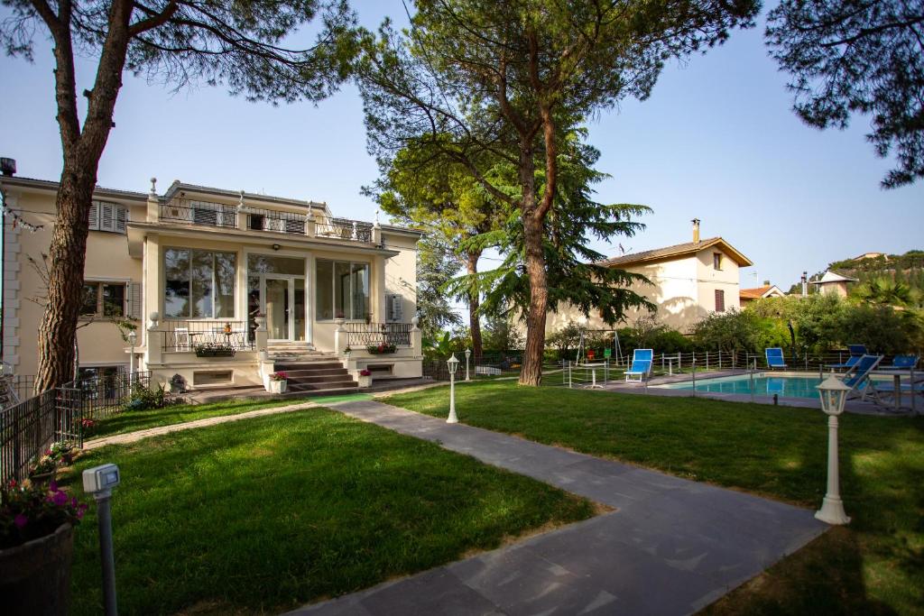 Casa blanca grande con piscina en b&b RetrO'Conero, en Castelfidardo