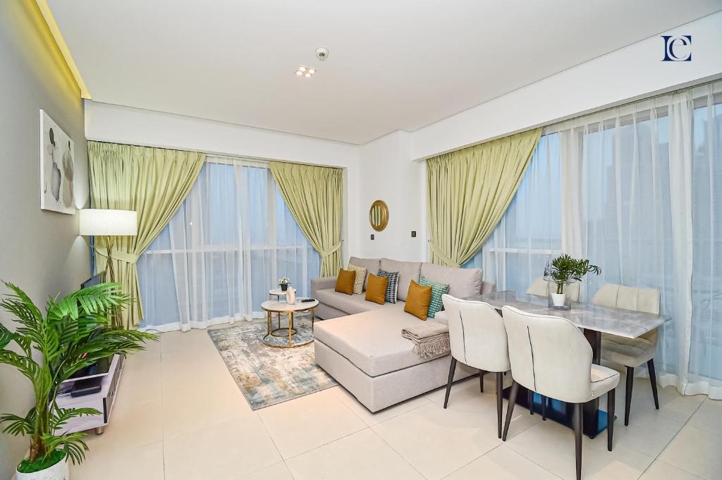 een woonkamer met een bank en een tafel bij Spacious 1Bed Apt with a huge Balcony in Dubai Marina - VST in Dubai