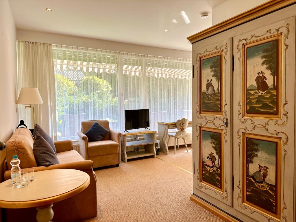 TV a/nebo společenská místnost v ubytování Hotel Bergland