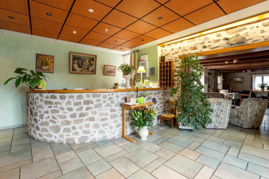 Fotografie z fotogalerie ubytování Hôtel Restaurant La Crèche et sa piscine intérieure - Logis Hôtels v destinaci La Chomette