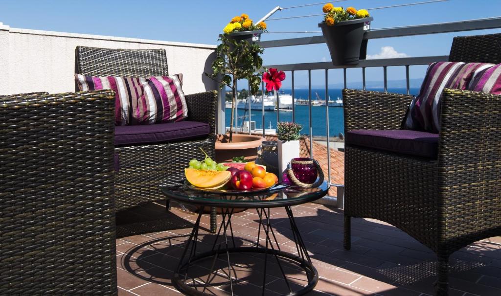 ein Tablett mit Obst auf einem Tisch auf einem Balkon in der Unterkunft Marasovica Apartments in Split