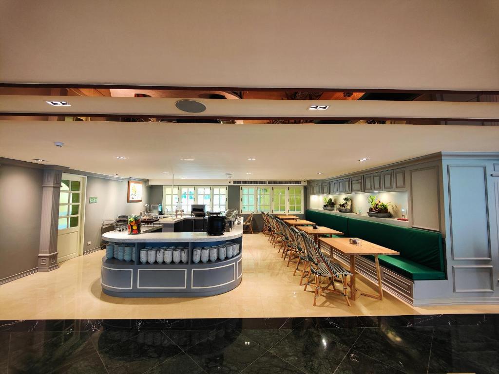 A spacious lobby lounge combining a curved service counter with long booth seating.