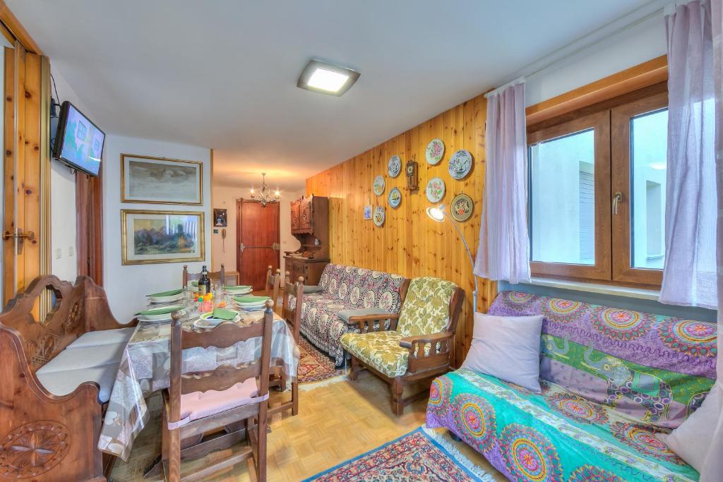 una sala de estar con un sofá y una mesa en Appartamento 7 Bello Mountain View - Happy Rentals, en Sauze dʼOulx