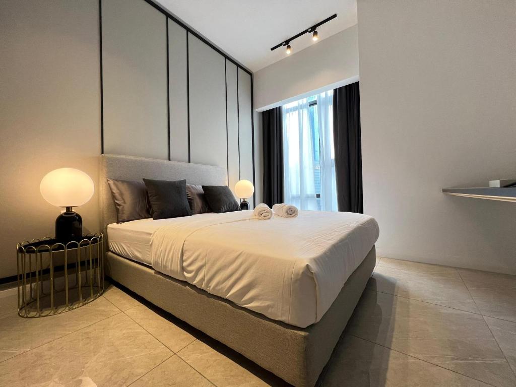 een slaapkamer met een groot bed en een groot raam bij Axon Residence Bukit Bintang Kuala Lumpur By Apex in Kuala Lumpur
