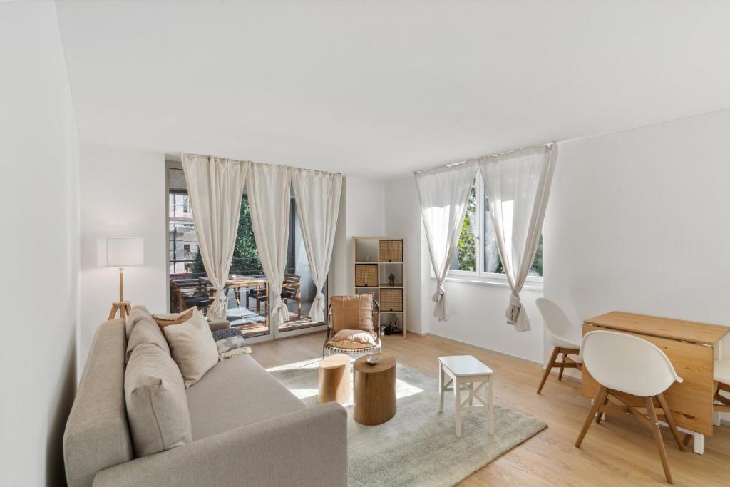 sala de estar con sofá y mesa en Zurich Flat: Central & Lake Convenience en Zúrich