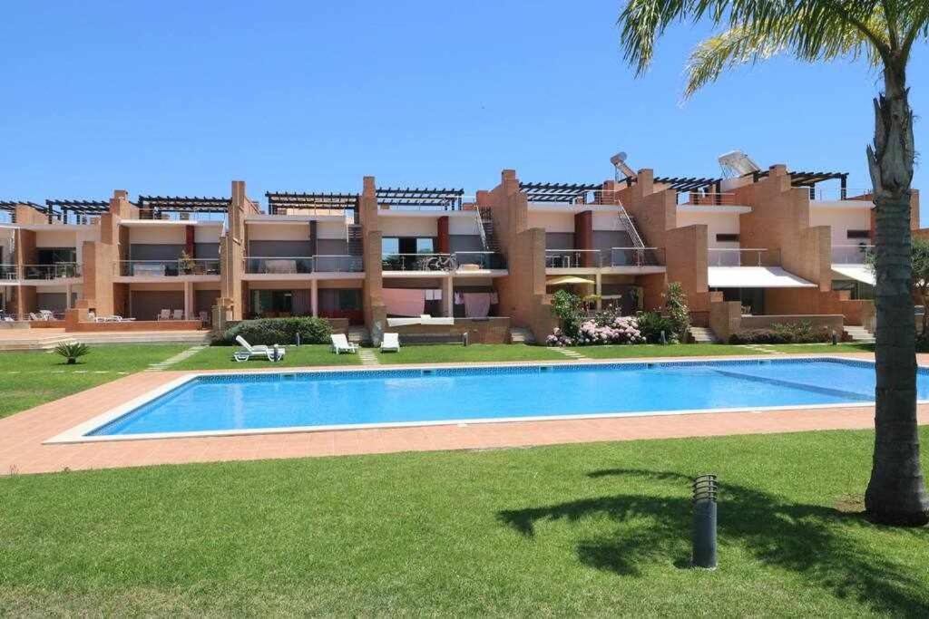 ein großes Apartmenthaus mit großem Pool in der Unterkunft Millennium golf by FHR piscina & parking in Vilamoura