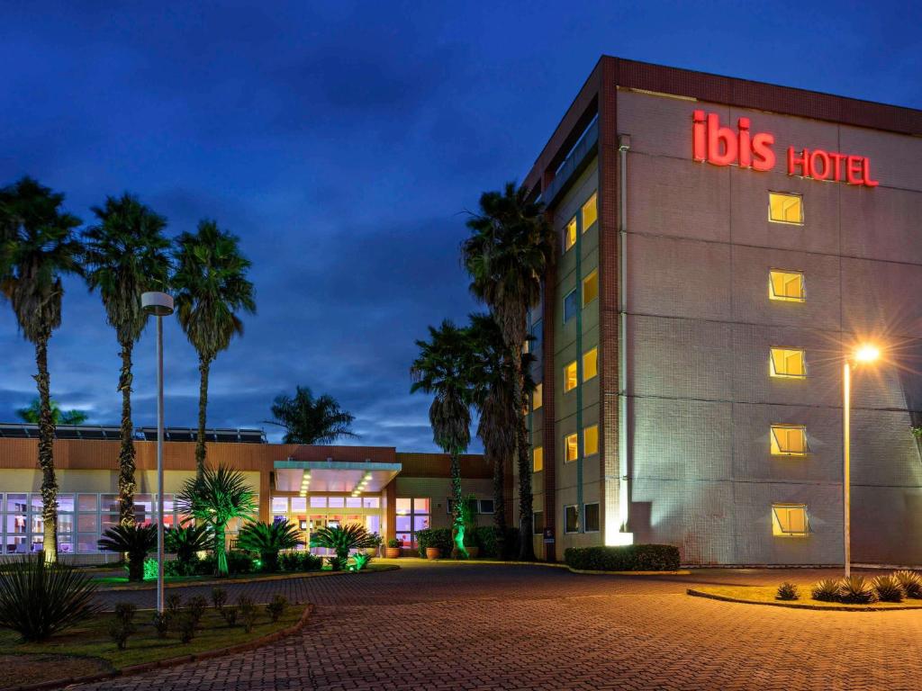 a hotel with a led sign on the side of it at ibis Piracicaba in Piracicaba