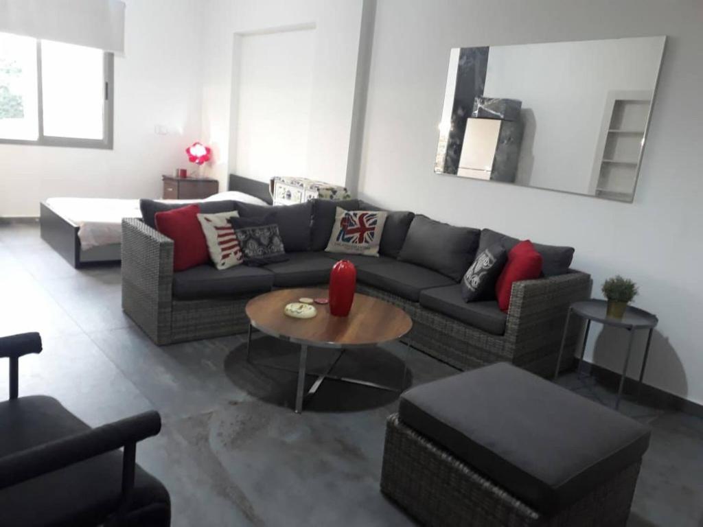DbayehStudio In Dbayeh In A Prime Location, Wifi, 38sqm的带沙发和桌子的客厅