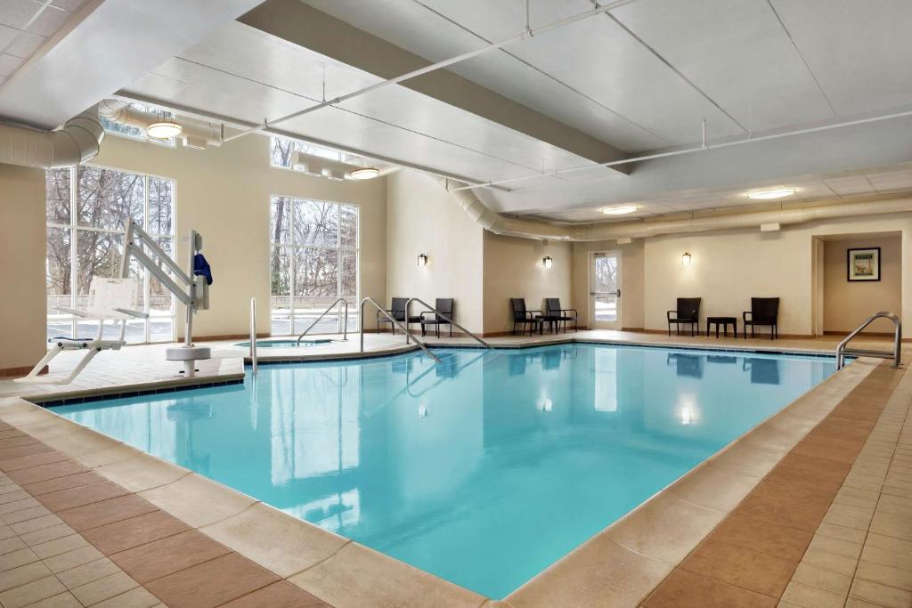 Bazén v ubytování Hampton Inn & Suites Poughkeepsie nebo v jeho okolí