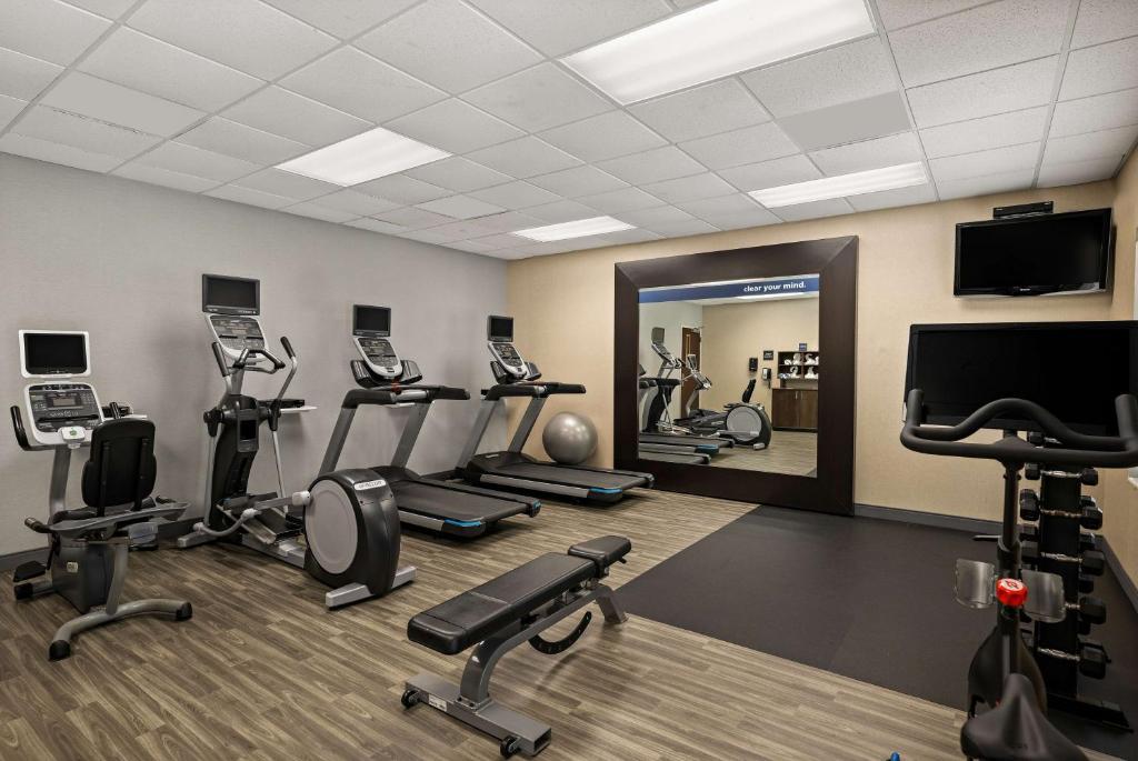 Fitness centrum a/nebo fitness zařízení v ubytování Hampton Inn & Suites Poughkeepsie