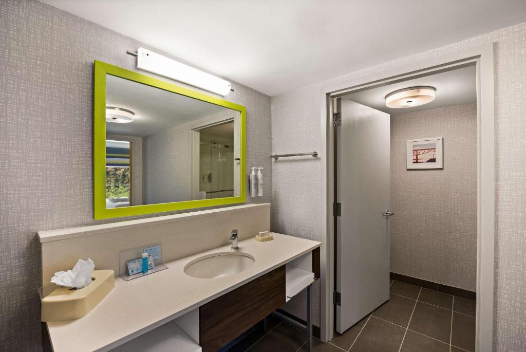 Koupelna v ubytování Hampton Inn & Suites Poughkeepsie