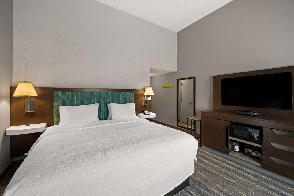Postel nebo postele na pokoji v ubytování Hampton Inn & Suites Poughkeepsie