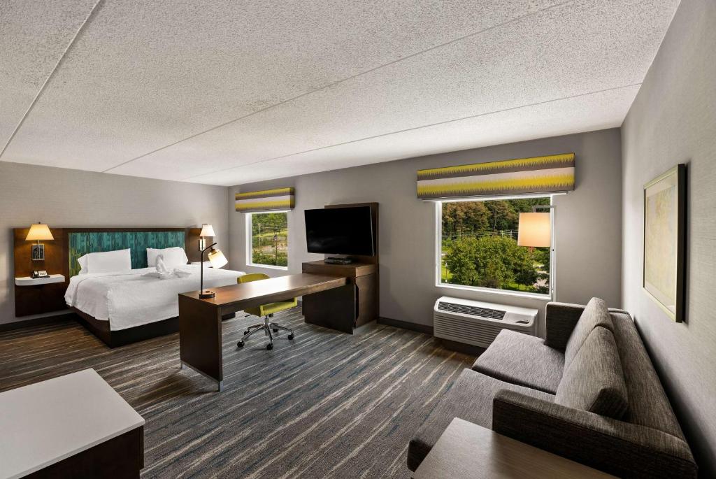 TV a/nebo společenská místnost v ubytování Hampton Inn & Suites Poughkeepsie