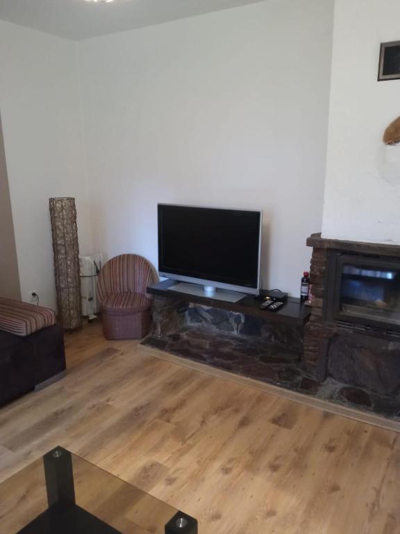 Telewizja i/lub zestaw kina domowego w obiekcie Belweder Apartamenty i Pokoje