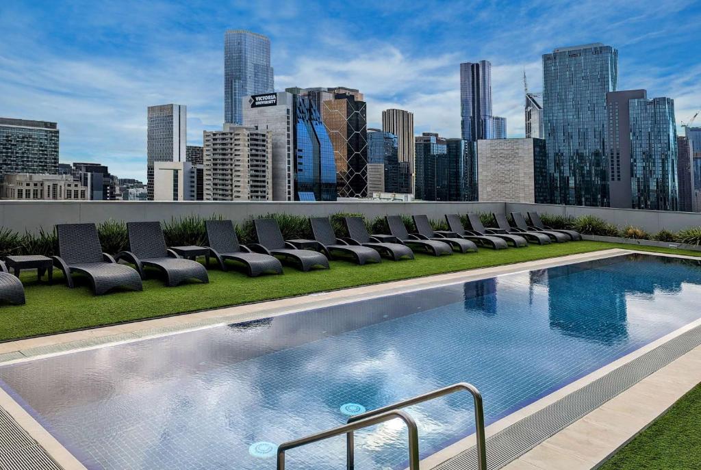 Bazén v ubytování Wyndham Hotel Melbourne nebo v jeho okolí