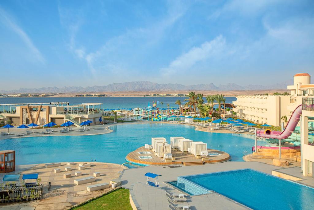 een uitzicht op een resort met een groot zwembad bij The V Luxury Resort Sahl Hasheesh in Hurghada