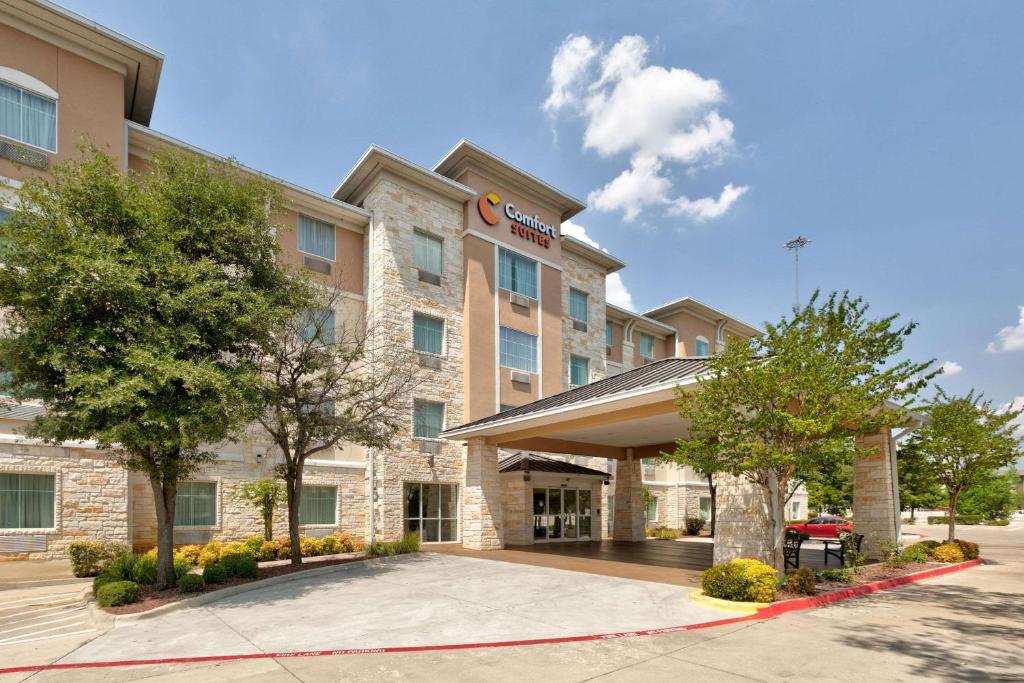 een weergave van de voorkant van een hotel bij Comfort Suites Arlington - Entertainment District in Arlington