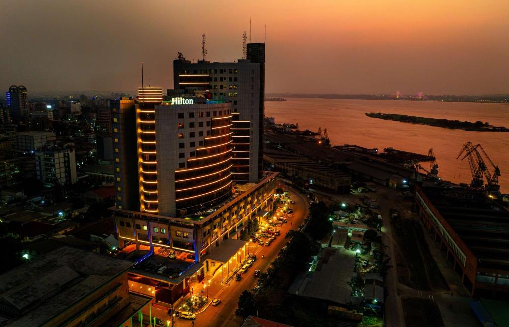 vista su una città di notte con un edificio di Hilton Kinshasa a Kinshasa