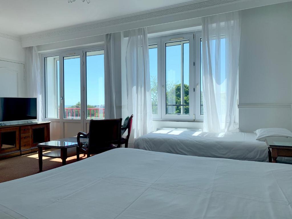 - une chambre avec un lit, une télévision et des fenêtres dans l'établissement Abalys Hotel, à Brest