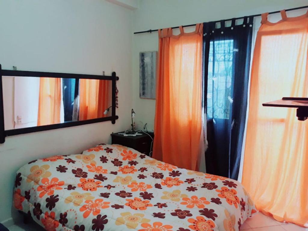1 dormitorio con 1 cama con edredón de flores en Room in Guest room - Nadia chamber with lounge terrace, en El Jadida