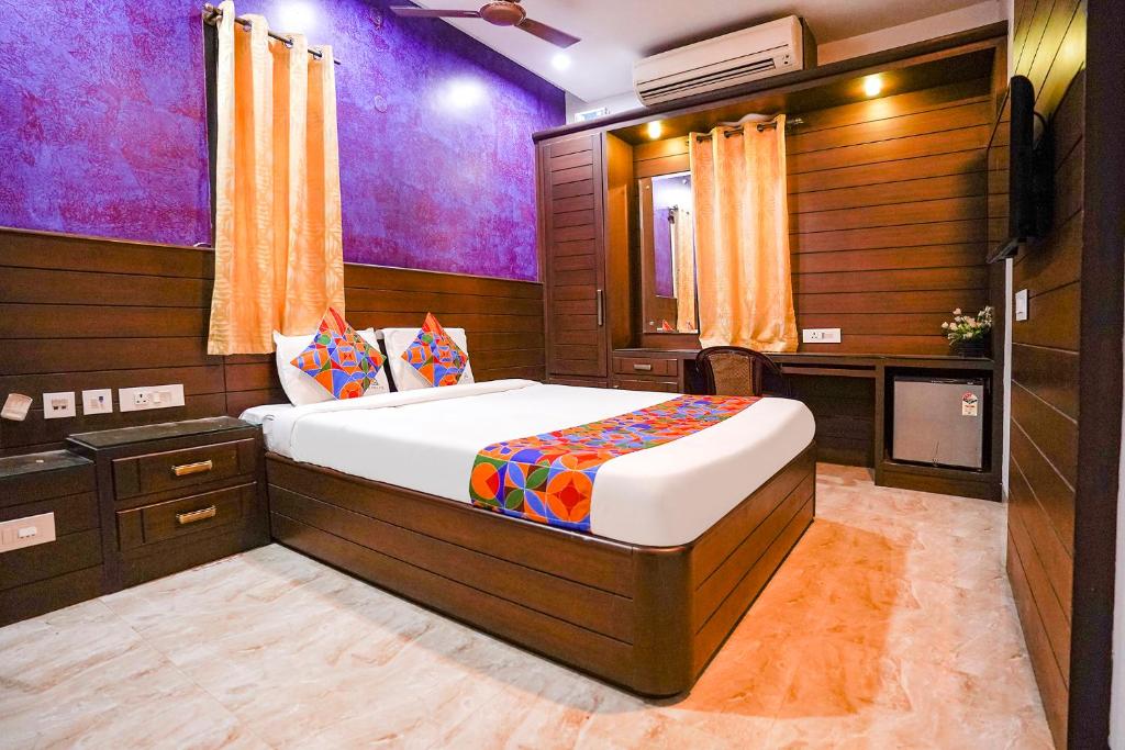 Postel nebo postele na pokoji v ubytování FabHotel Sai Residency - Nr Rela Hospital, Chromepet