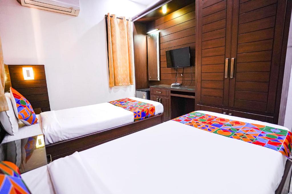 Postel nebo postele na pokoji v ubytování FabHotel Sai Residency - Nr Rela Hospital, Chromepet