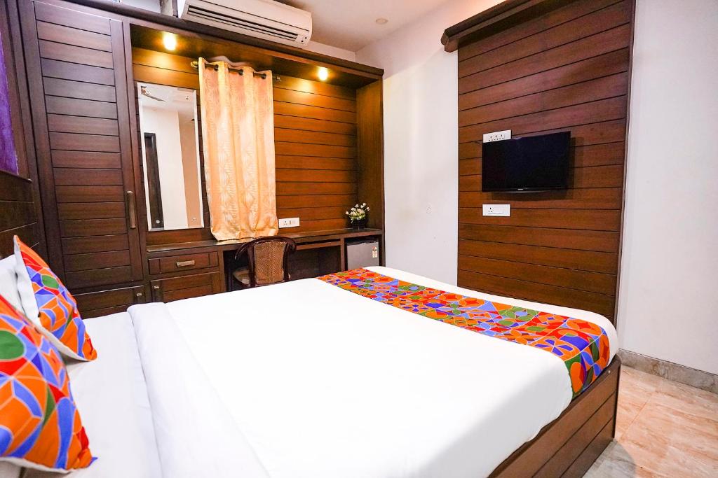 TV a/nebo společenská místnost v ubytování FabHotel Sai Residency - Nr Rela Hospital, Chromepet