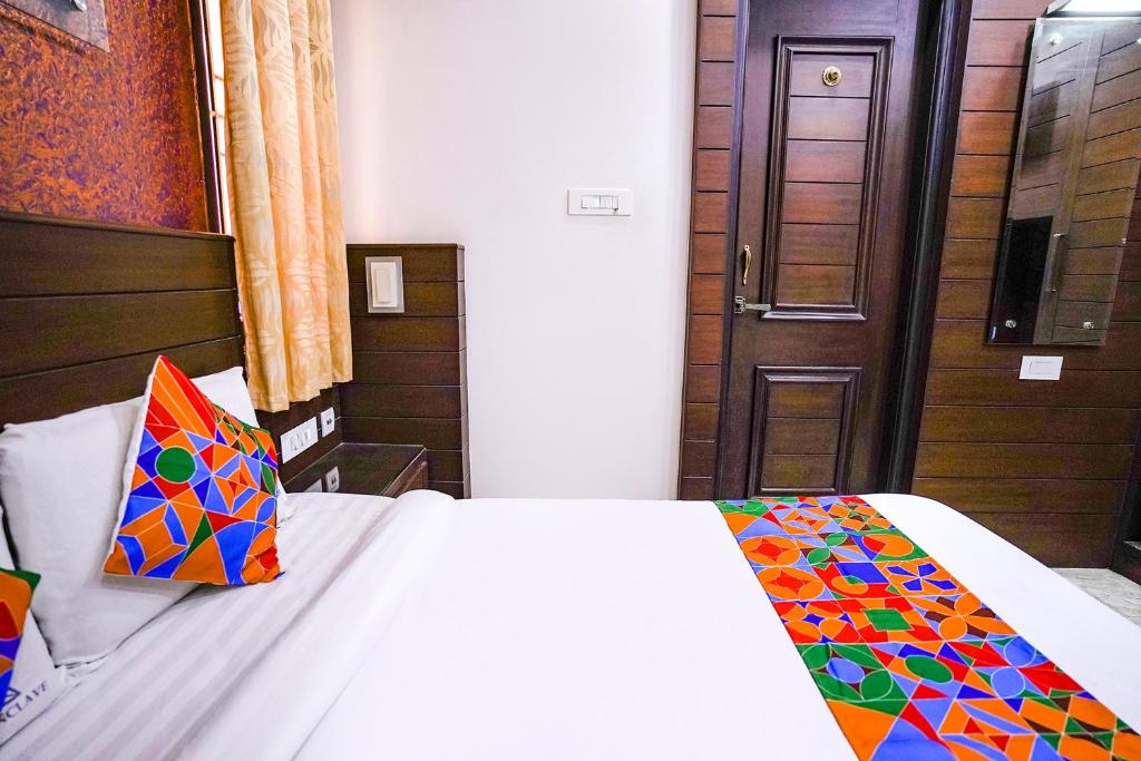 Postel nebo postele na pokoji v ubytování FabHotel Sai Residency - Nr Rela Hospital, Chromepet