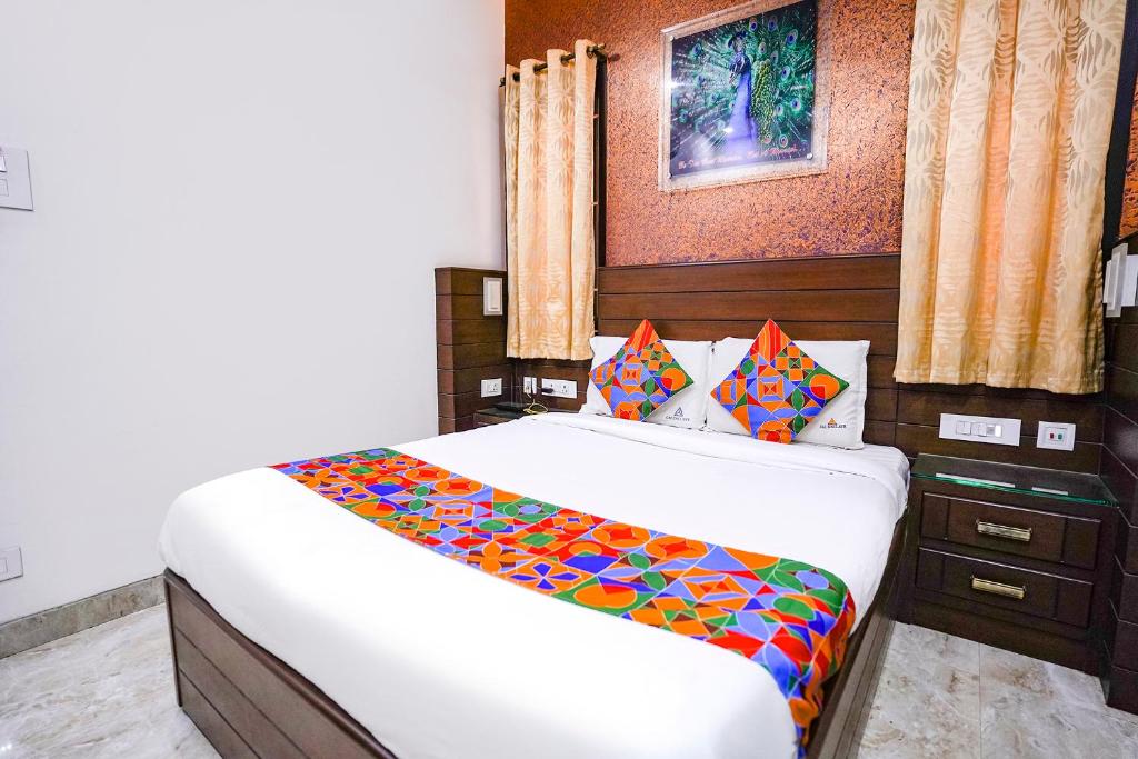 Postel nebo postele na pokoji v ubytování FabHotel Sai Residency - Nr Rela Hospital, Chromepet