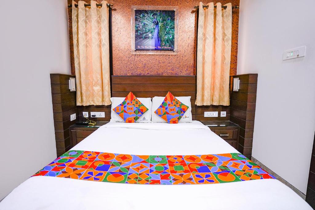 Postel nebo postele na pokoji v ubytování FabHotel Sai Residency - Nr Rela Hospital, Chromepet