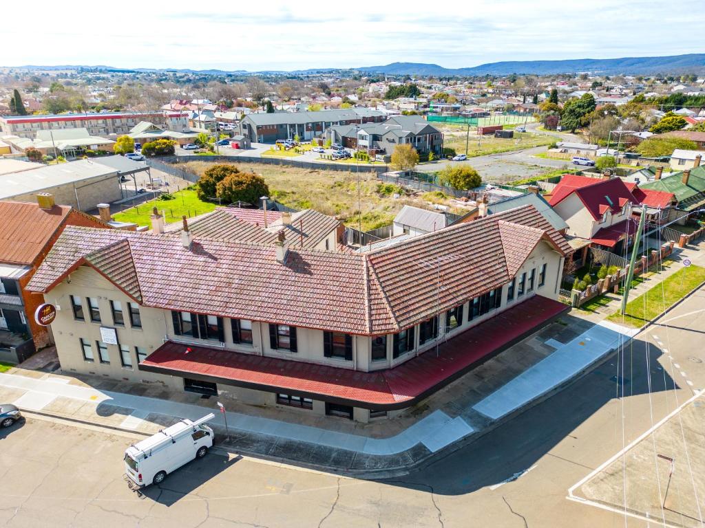 uma vista superior de uma casa com um telhado vermelho em Exchange Hotel Goulburn em Goulburn