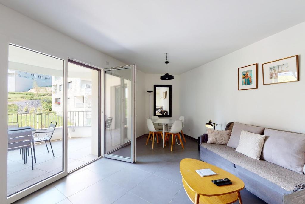 un salon avec un canapé et une table dans l'établissement Le Trésum a few steps from the lake parking, à Annecy