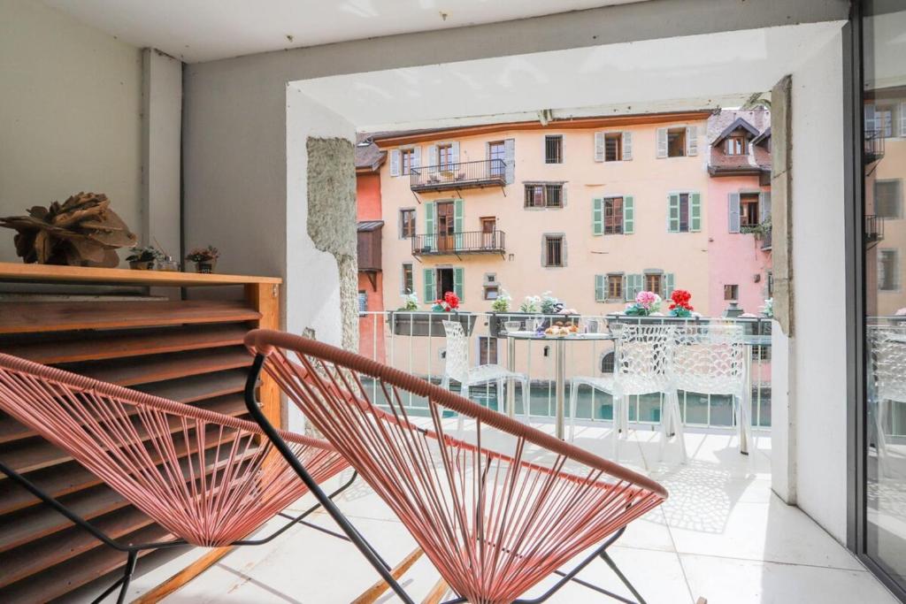 Balkón alebo terasa v ubytovaní L'Eau Vive Jacuzzi et Sauna en vieille ville 5