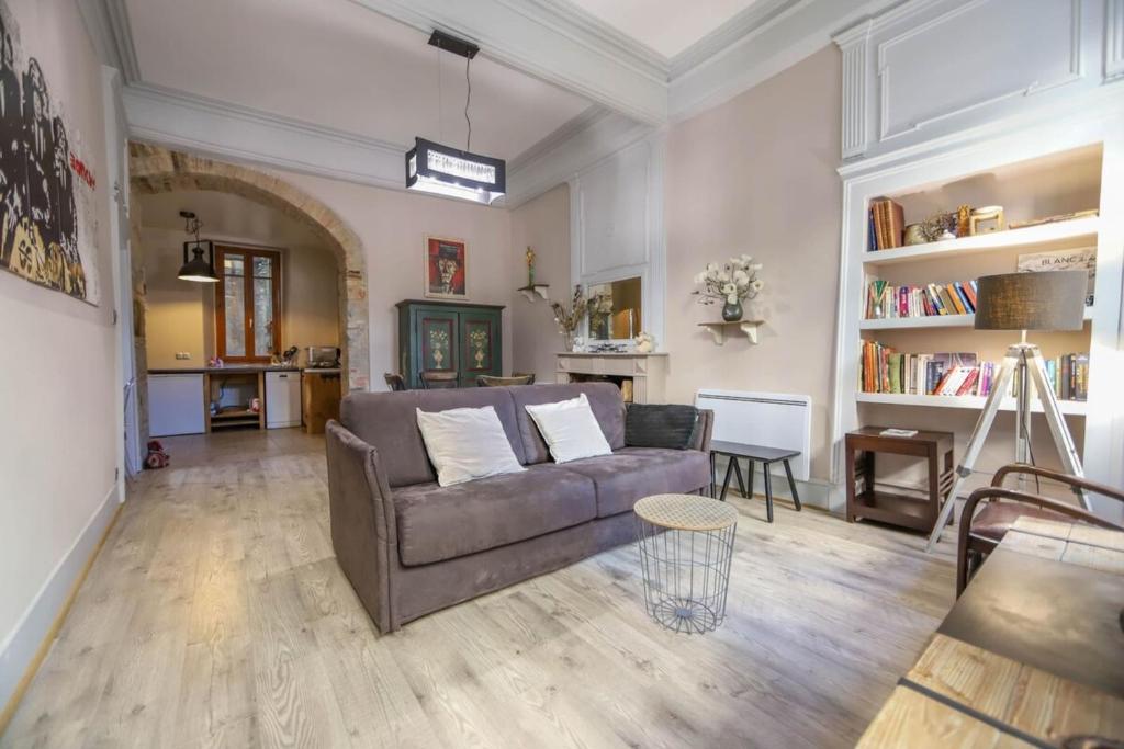 ein Wohnzimmer mit einem Sofa und einem Tisch in der Unterkunft La Bulle sereine - T2 atypique en centre piéton in Annecy