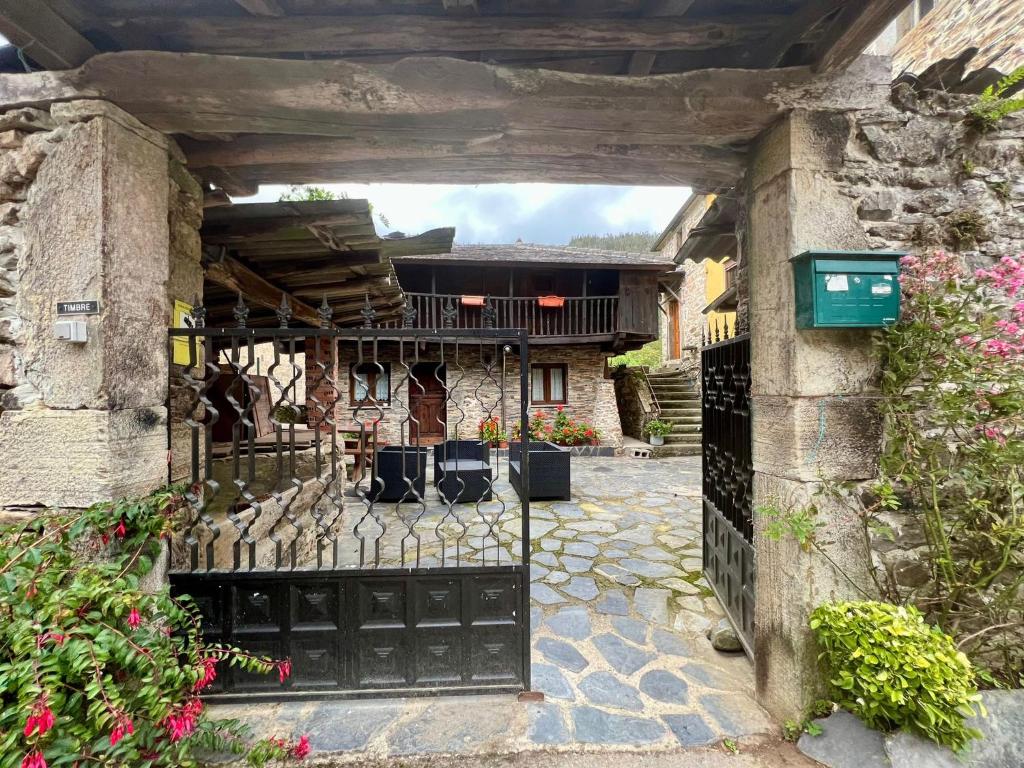 Foto de la galeria de Bonito Apartamento Rural, Wifi, terraza y piscina en Navelgas a Tineo