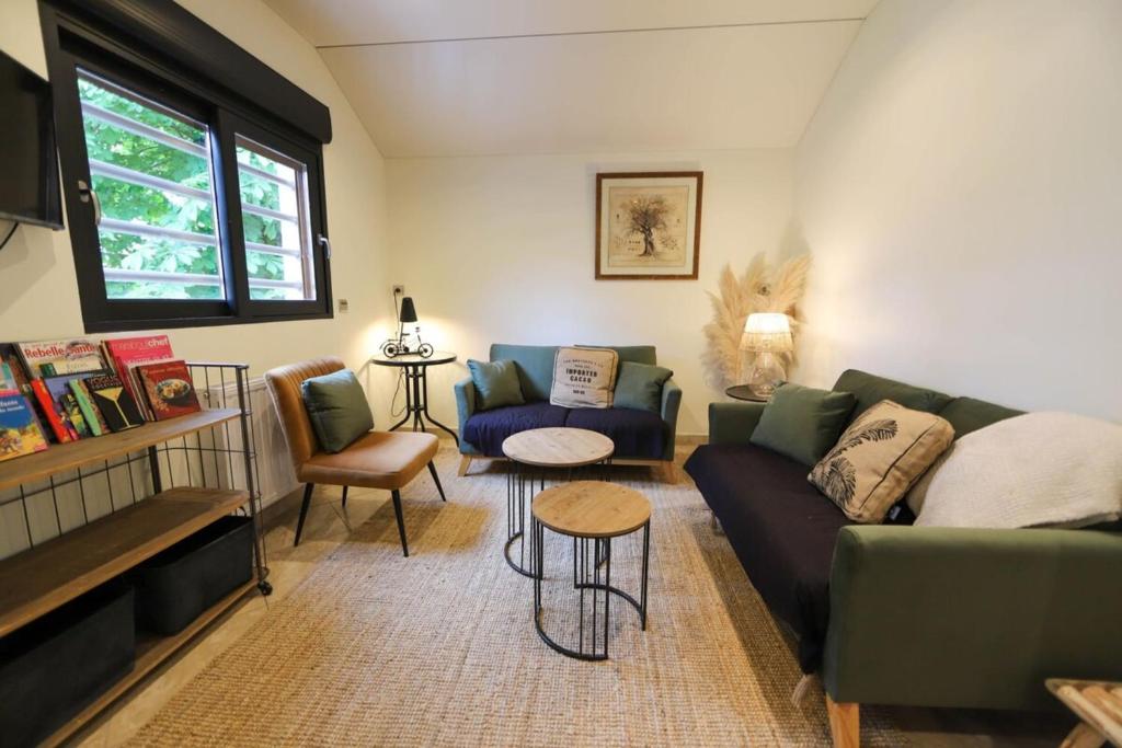 sala de estar con sofá, sillas y mesa en Chez Maminou - 8 couchages parking proche centre en Annecy