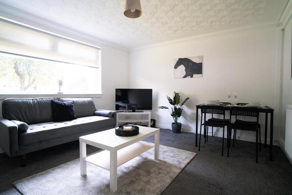 Televisyen dan/atau pusat hiburan di Deedes Apartment