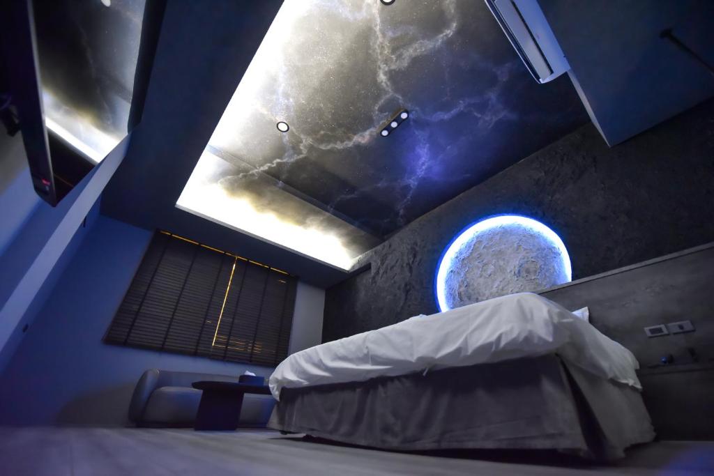 une chambre avec un lit dans une chambre avec une fenêtre dans l'établissement Two Couples Leisure Art Motel, à Tainan