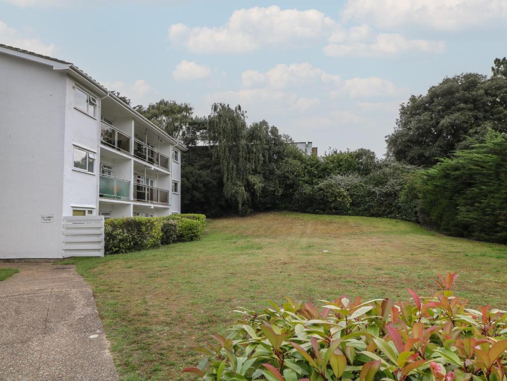 a large yard in front of a building at Flat 5 Fairwinds in Poole