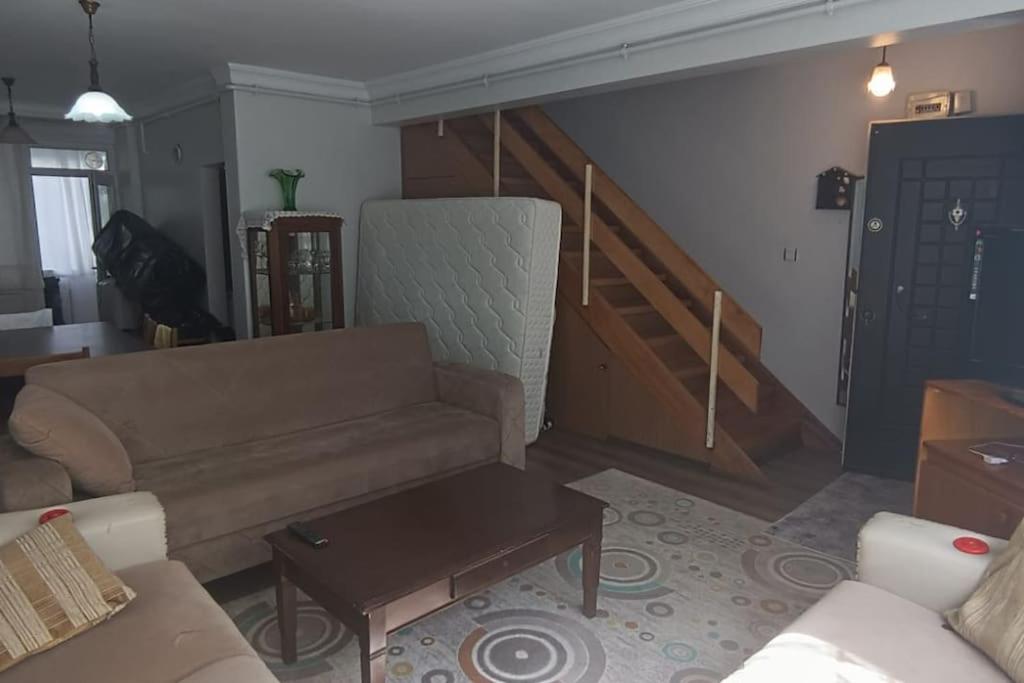 un soggiorno con divano e una scala di B.oğlu ada kiralık müstakil ev a Darıca