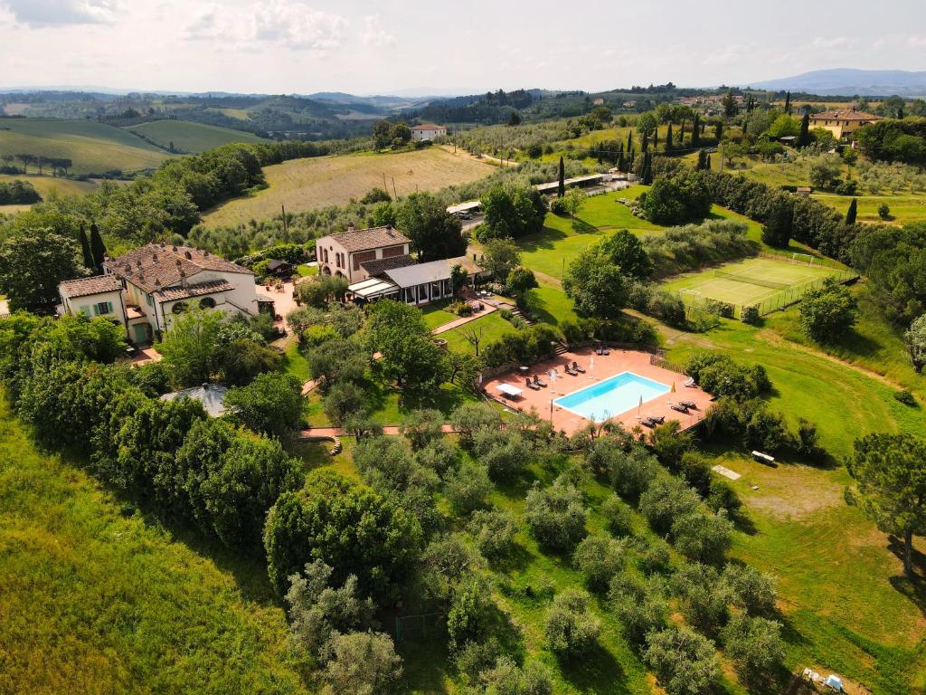 - une vue aérienne sur un domaine avec une piscine dans l'établissement Locanda le Boscarecce, à Castelfiorentino