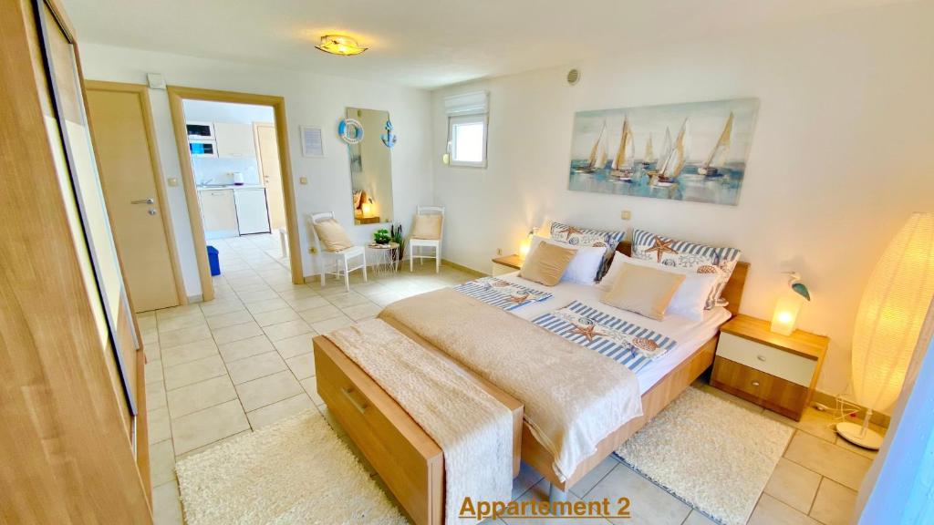 1 dormitorio con 1 cama grande en una habitación en Croadriatic Apartments en Vir