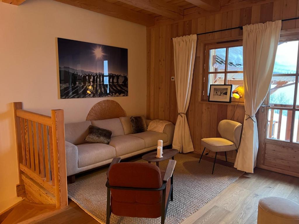 uma sala de estar com um sofá e uma mesa em Chalet Le Yéti de Villard 14 Prs - Domaine Alpe d'Huez - Bain nordique em Villard-Reculas