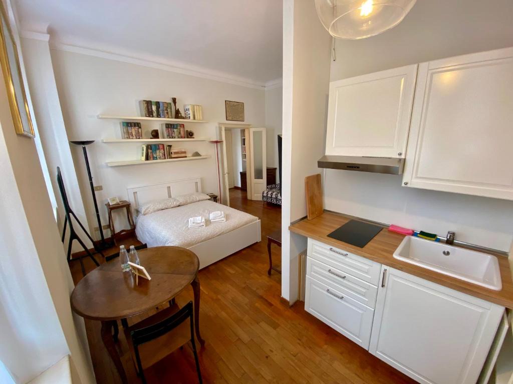 een keuken met een bed en een tafel in een kamer bij Città Studi Apartment in Milaan