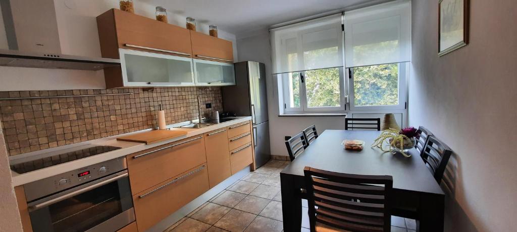 een keuken met een tafel met stoelen en een keuken met een fornuis bij Maluma in Izola