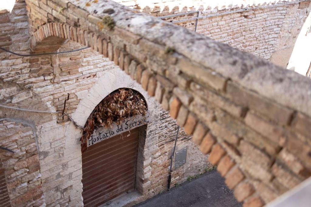ein Backsteingebäude mit einer Seitentür in der Unterkunft La casetta di fossato in Fossato di Vico